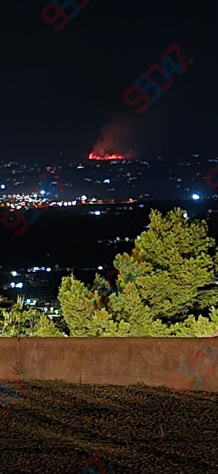 VASTO INCENDIO ANCORA IN CORSO TRA BIANCAVILLA E RAGALNA: SCOUT MESSI IN SALVO, LE FIAMME MINACCIANO LE ABITAZIONI