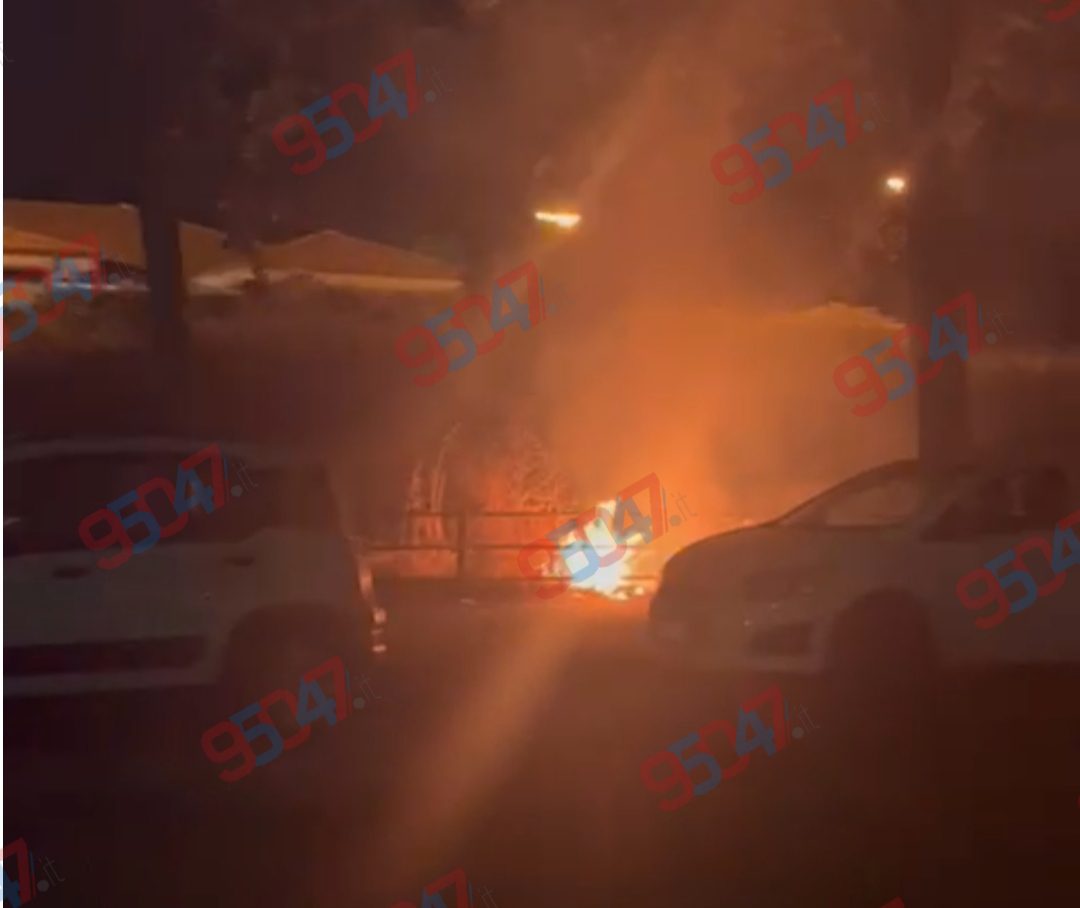 STERPAGLIE IN FIAMME A PATERNÒ, ATTIMI DI PAURA NELLA NOTTE IN VIA DEI PLATANI