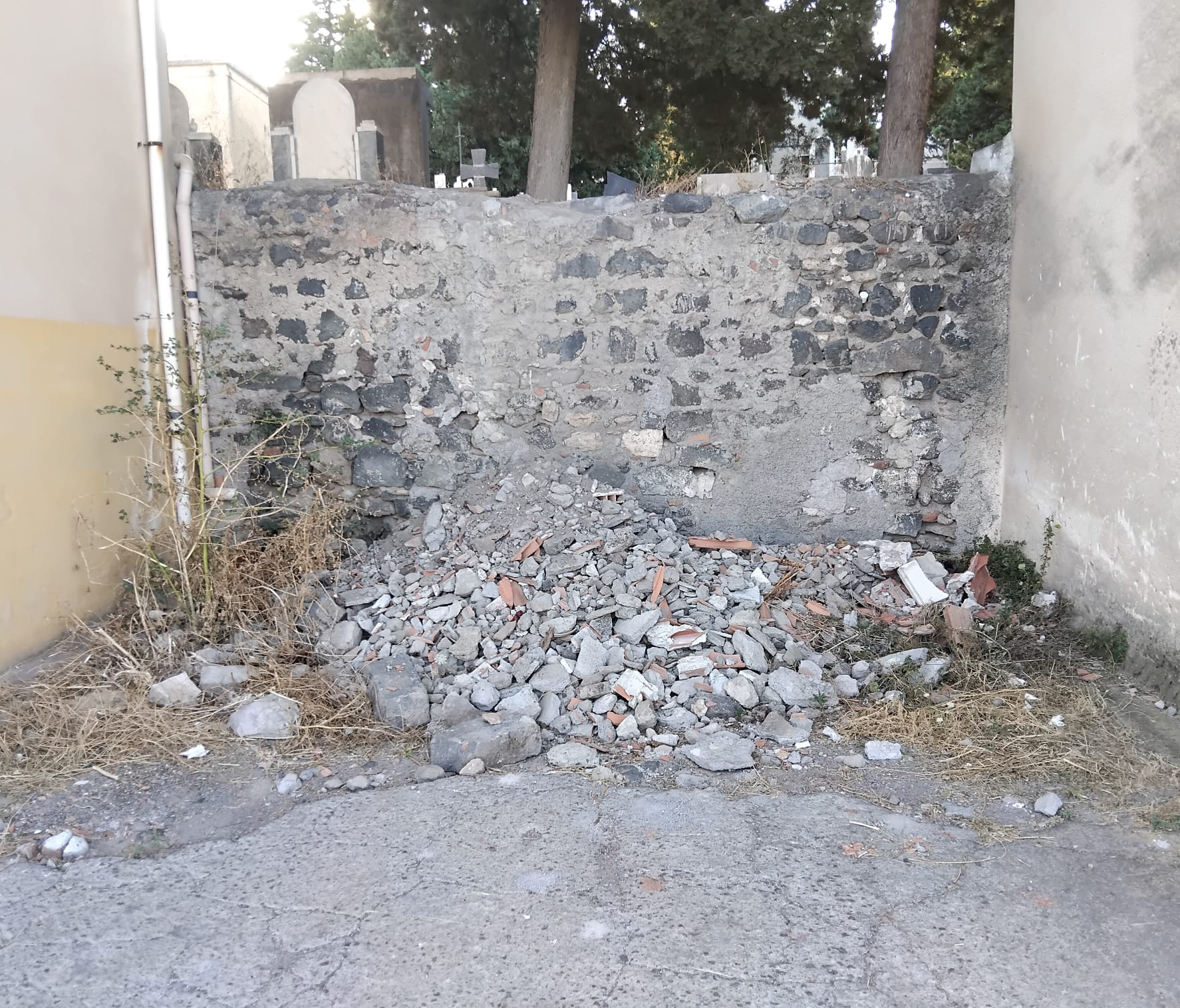 PATERNÒ, LA DENUNCIA DI UNA LETTRICE: "CIMITERO NEL DEGRADO, VETRI ROTTI E FURTI DI PIANTE E BOTTIGLIE"