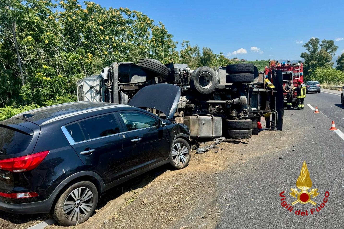 INCIDENTE SULL’A18 TRA GIARRE E FIUMEFREDDO: CAMION CARICO DI GASOLIO SI SCONTRA CON UN’AUTO, FERITO IL CONDUCENTE