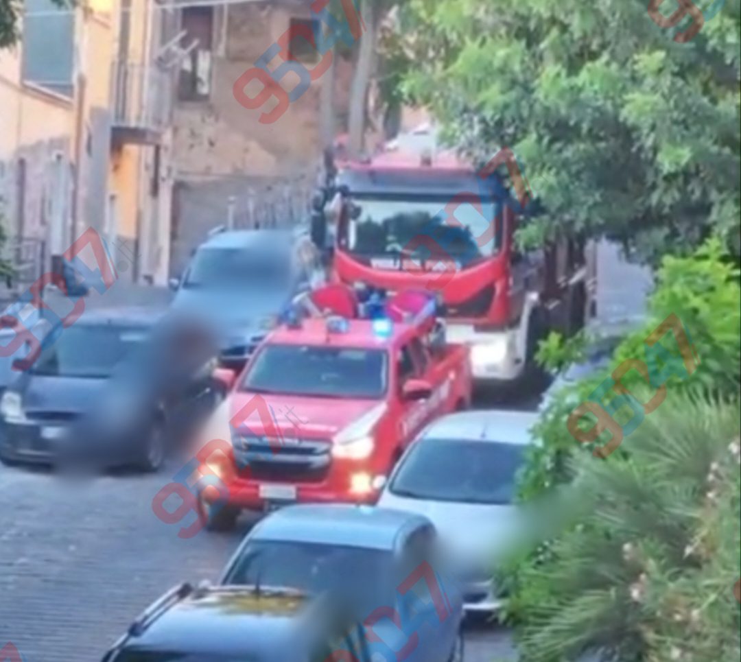 Paura a Paternò: Auto in fiamme all’alba in via Moncada