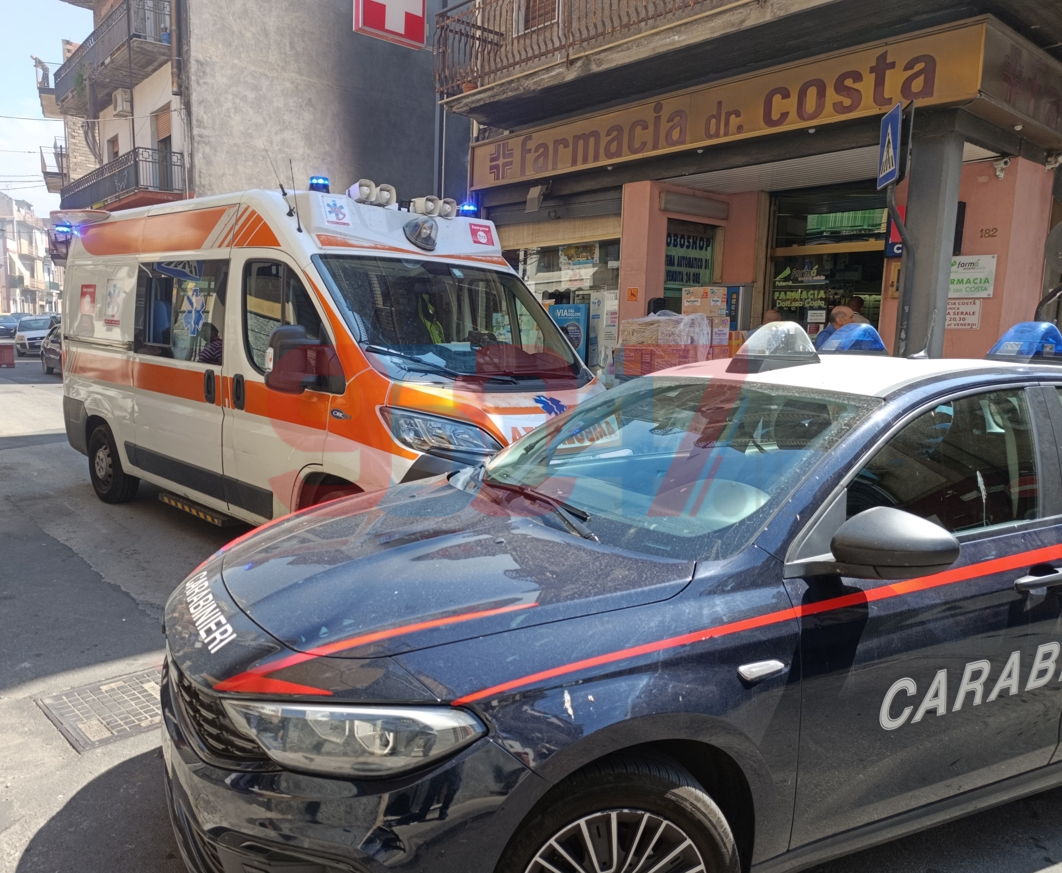 PAURA A PATERNÒ: ESPLODE UN INCENDIO IN CORTILE, FIAMME E FUMO NERO.