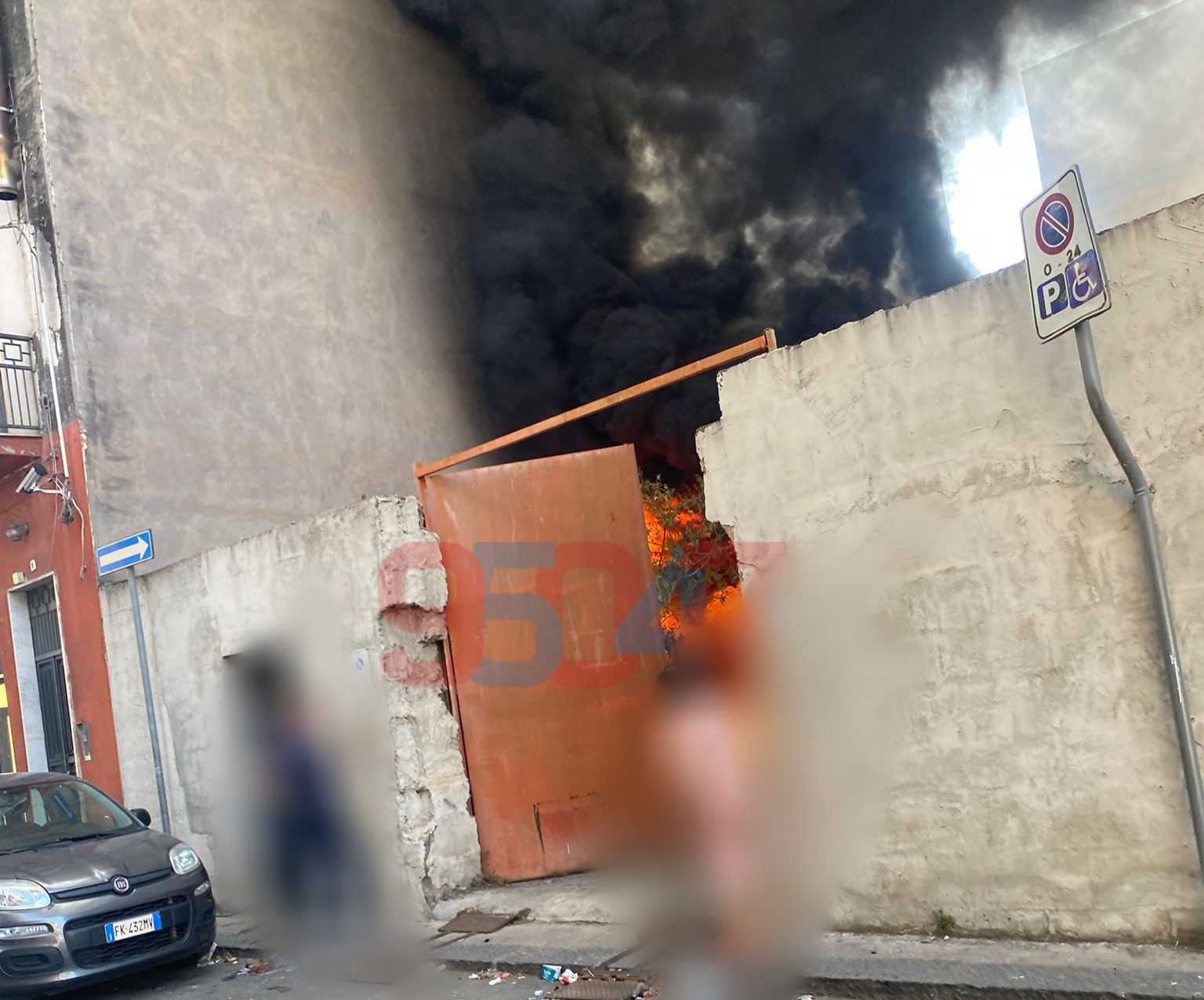 PATERNÒ, PAURA IN VIA CIRCONVALLAZIONE: INCENDIO NEL CORTILE DI UN’ABITAZIONE, FUMO VISIBILE A CHILOMETRI DI DISTANZA