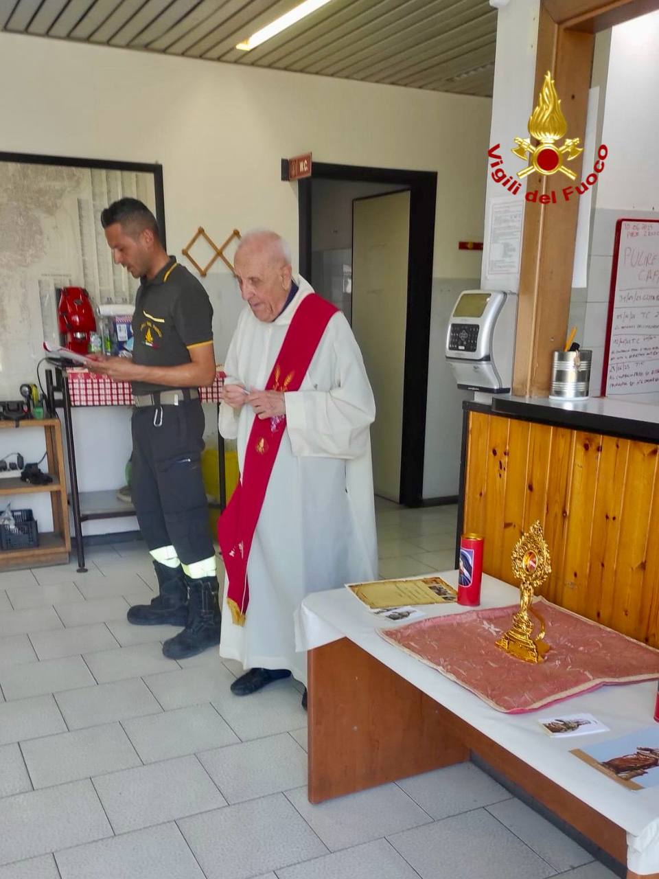 SANTA BARBARA VISITA I SUOI FIGLI IN DIVISA DEI VIGILI DEL FUOCO AI DISTACCAMENTI DI CATANIA NORD E SUD