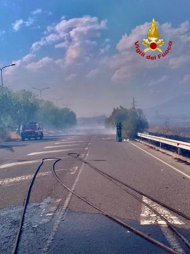 EMERGENZA INCENDI NEL CATANESE: OLTRE 100 INTERVENTI, DIPENDENTE DEL MAAS INTOSSICATO