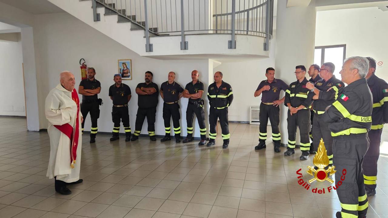 SANTA BARBARA VISITA I SUOI FIGLI IN DIVISA DEI VIGILI DEL FUOCO AI DISTACCAMENTI DI CATANIA NORD E SUD