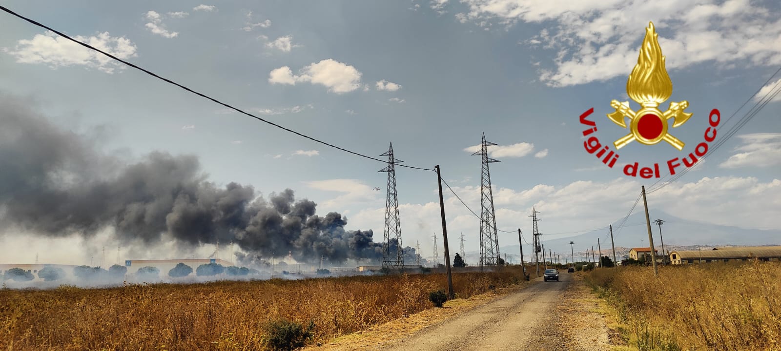 CATANIA, INCENDI NELLA ZONA SUD: ELICOTTERO IN AZIONE E CAPANNONI MINACCIATI