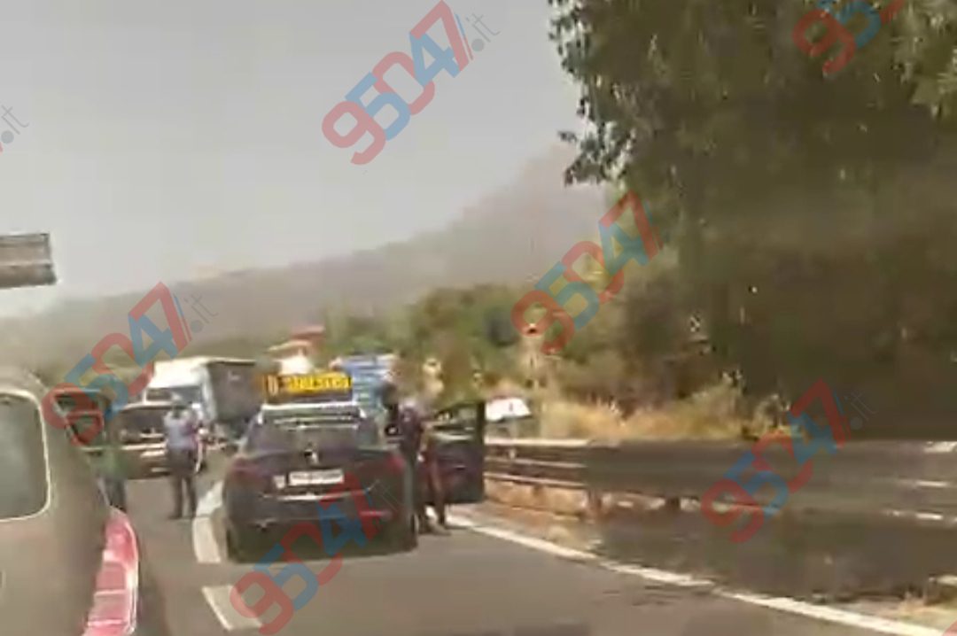 MEZZO PESANTE INCASTRATO SOTTO PONTE DELLO DELLO SVINCOLO PATERNO' CENTRO : ANCORA CHIUSO LO SVINCOLO