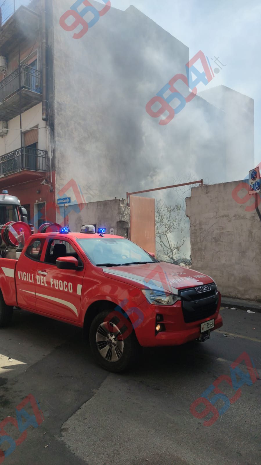 PATERNÒ, PAURA IN VIA CIRCONVALLAZIONE: INCENDIO NEL CORTILE DI UN’ABITAZIONE, FUMO VISIBILE A CHILOMETRI DI DISTANZA