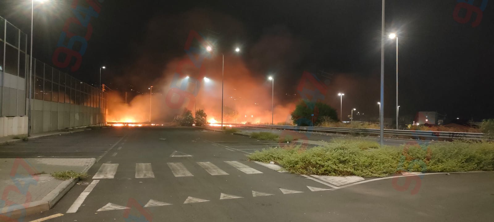 Catania, incendio di sterpaglie in corso a Ognina: vigili del fuoco al lavoro