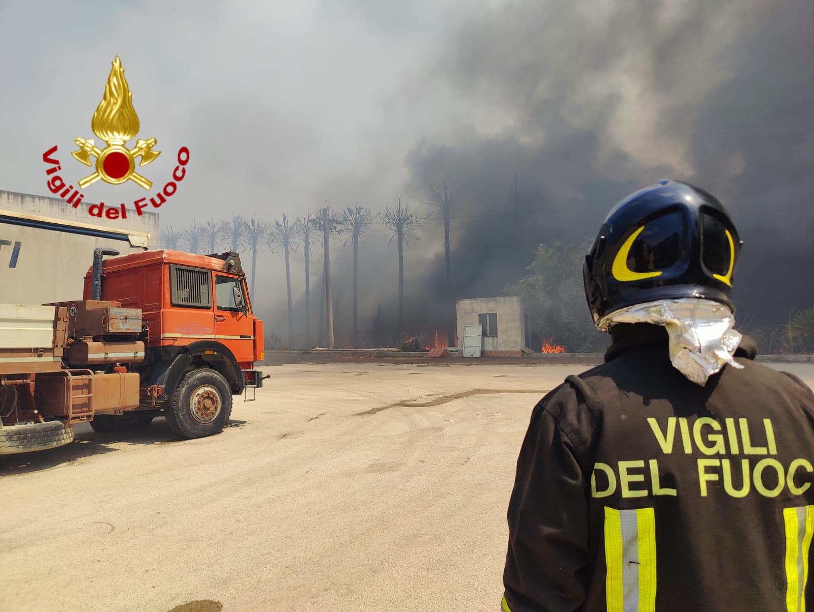 CATANIA, INCENDI NELLA ZONA SUD: ELICOTTERO IN AZIONE E CAPANNONI MINACCIATI