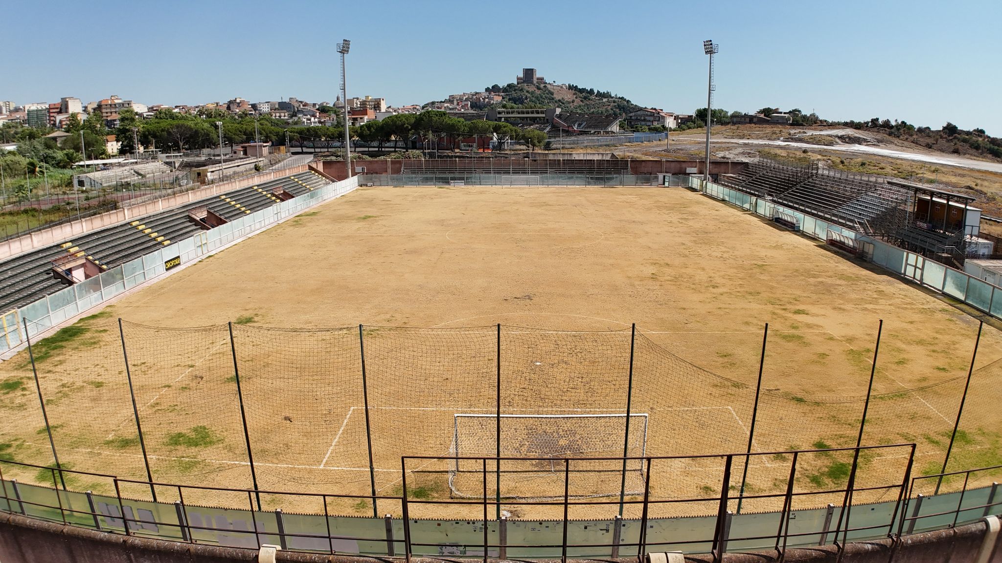 PATERNO’: CAMPO INAGIBILE E RIDOTTO AL DESERTO, LA LEGA CHIEDE LAVORI URGENTI PER L’AGIBILITA’, AL MOMENTO ERBA SECCA E DANNI – LE FOTO E IL VIDEO E LE CARTE CHE DIMOSTRANO LA VERITA’