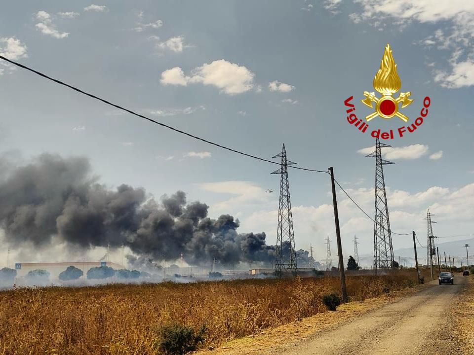 EMERGENZA INCENDI NEL CATANESE: OLTRE 100 INTERVENTI, DIPENDENTE DEL MAAS INTOSSICATO