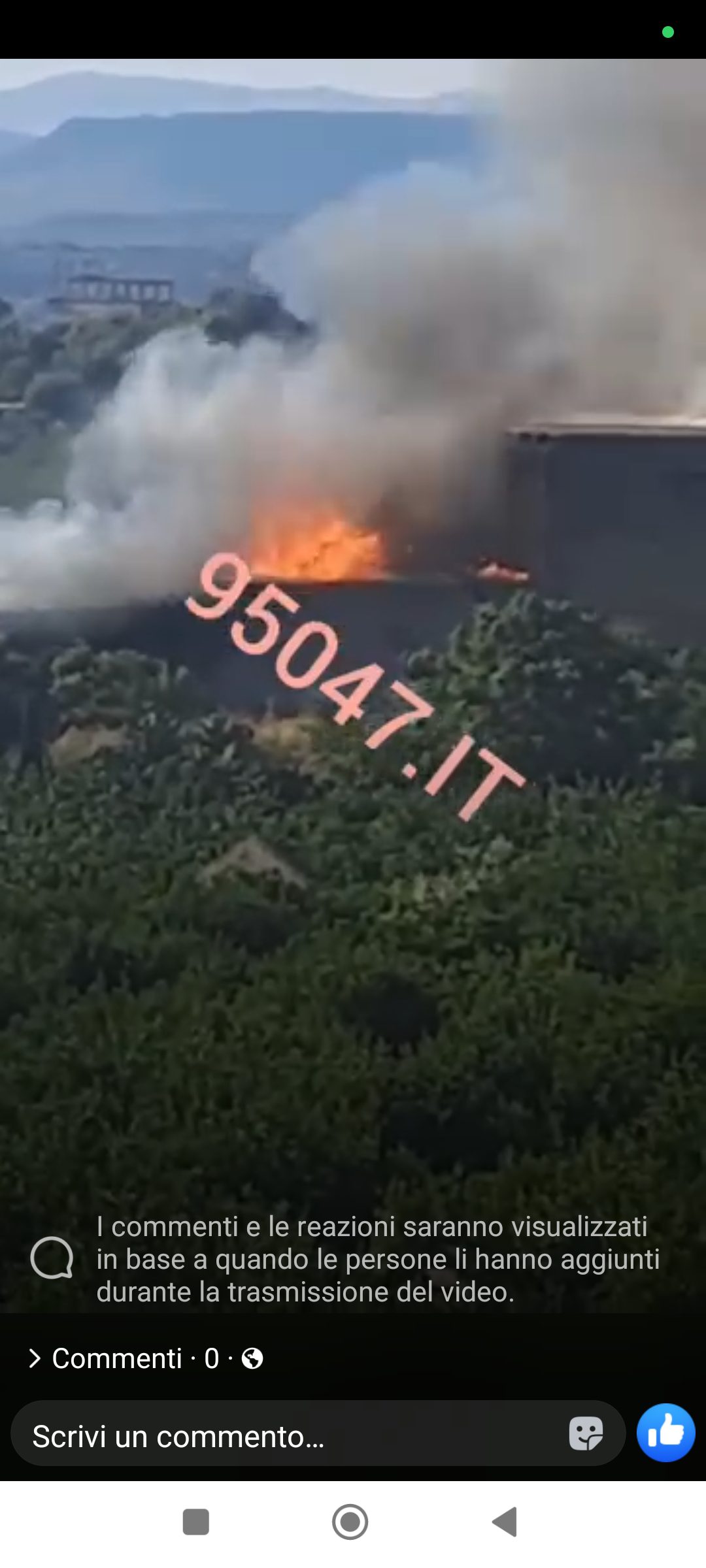 INCENDIO A PATERNÒ, FIAMME DEVASTANO DUE CAPANNONI: INTOSSICATI DUE POMPIERI