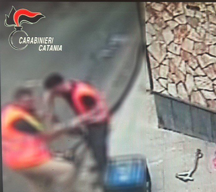 RUBANO CAVI IN RAME CON UN FURGONE A NOLEGGIO E TRAVESTITI DA OPERAI: SGOMINATA BANDA NEL CATANESE