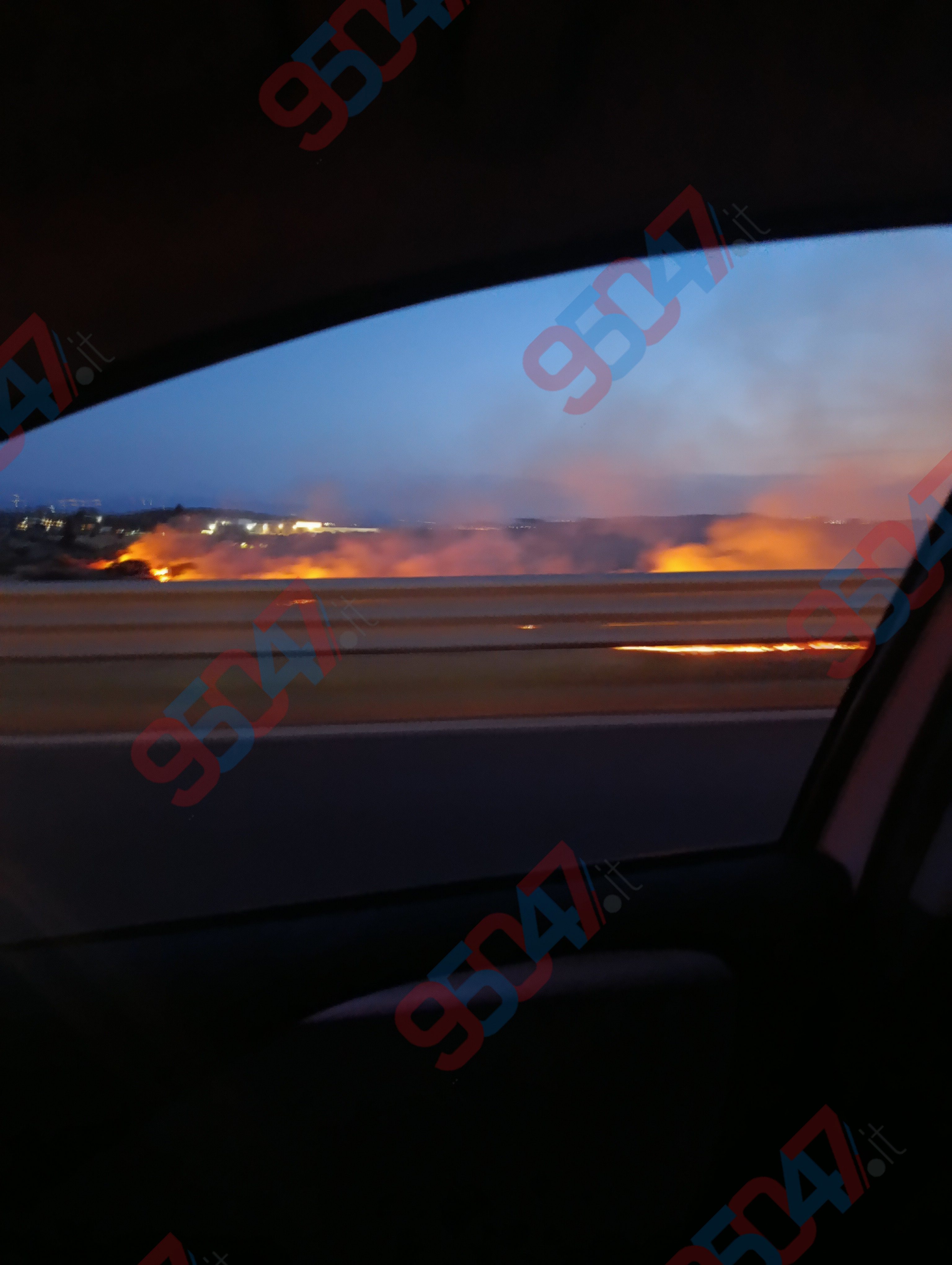 INCENDIO DI VASTE DIMENSIONI LUNGO LA SS 121 TRA PALAZZOLO E CATANIA: TRAFFICO RALLENTATO E VISIBILITÀ RIDOTTA