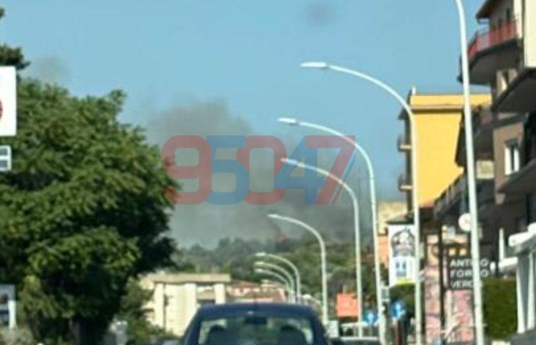 INCENDIO LUNGO LA PROVINCIALE TRA PATERNÒ E BELPASSO: DENSA COLONNA DI FUMO VISIBILE DALLA CITTÀ