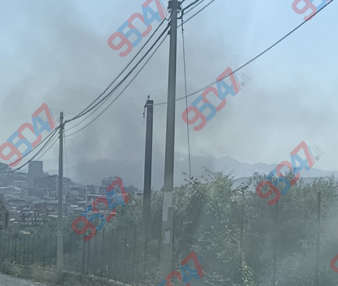 INCENDIO A PATERNÒ, FIAMME DEVASTANO DUE CAPANNONI: INTOSSICATI DUE POMPIERI