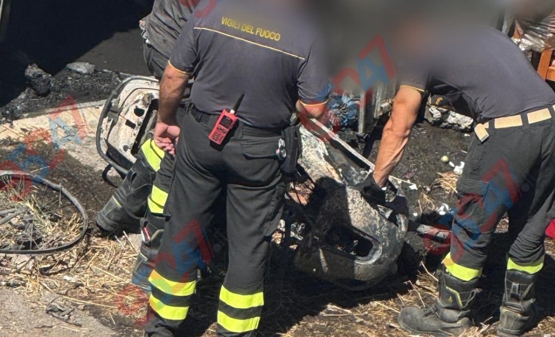 Paura a Paternò: Incendio da Sterpaglie Distrugge Garage e Motorino, Fumo nelle Case e Vigili del Fuoco in Azione