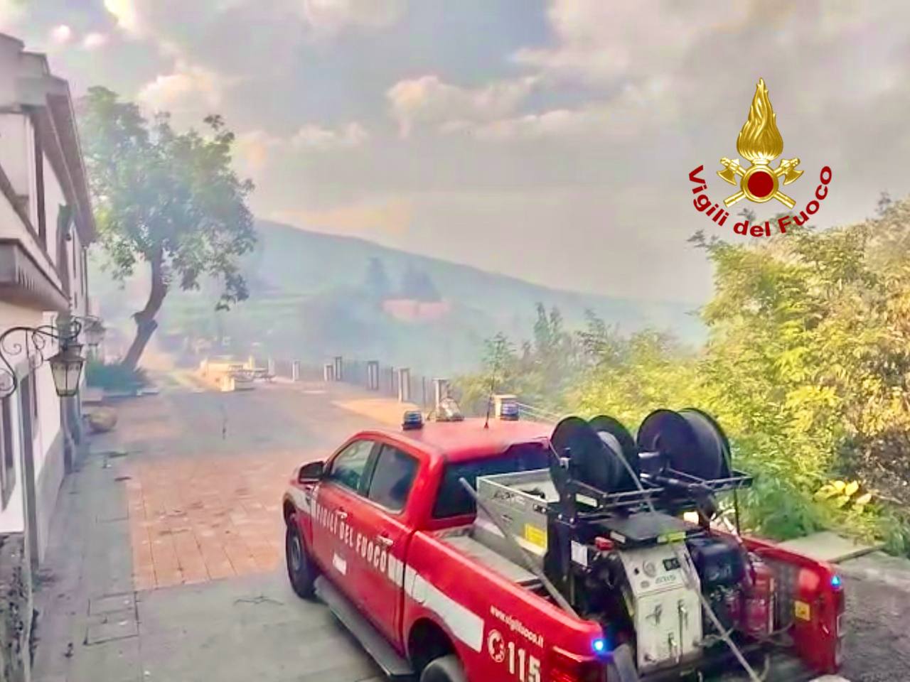 ZAFFERANA, ROGO NELLA ZONA DI MONTE ILICE, PAURA PER UN PALMENTO E I MEZZI ALL’INTERNO