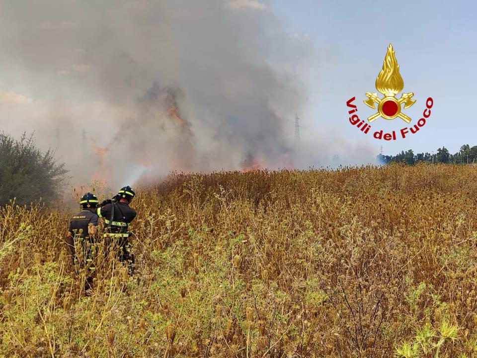 EMERGENZA INCENDI NEL CATANESE: OLTRE 100 INTERVENTI, DIPENDENTE DEL MAAS INTOSSICATO