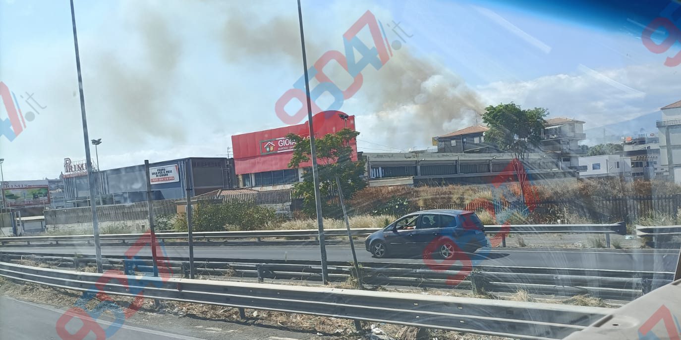 INCENDI DI STERPAGLIA NEL CATANESE, MISTERBIANCO TRA LE ZONE PIÙ COLPITE