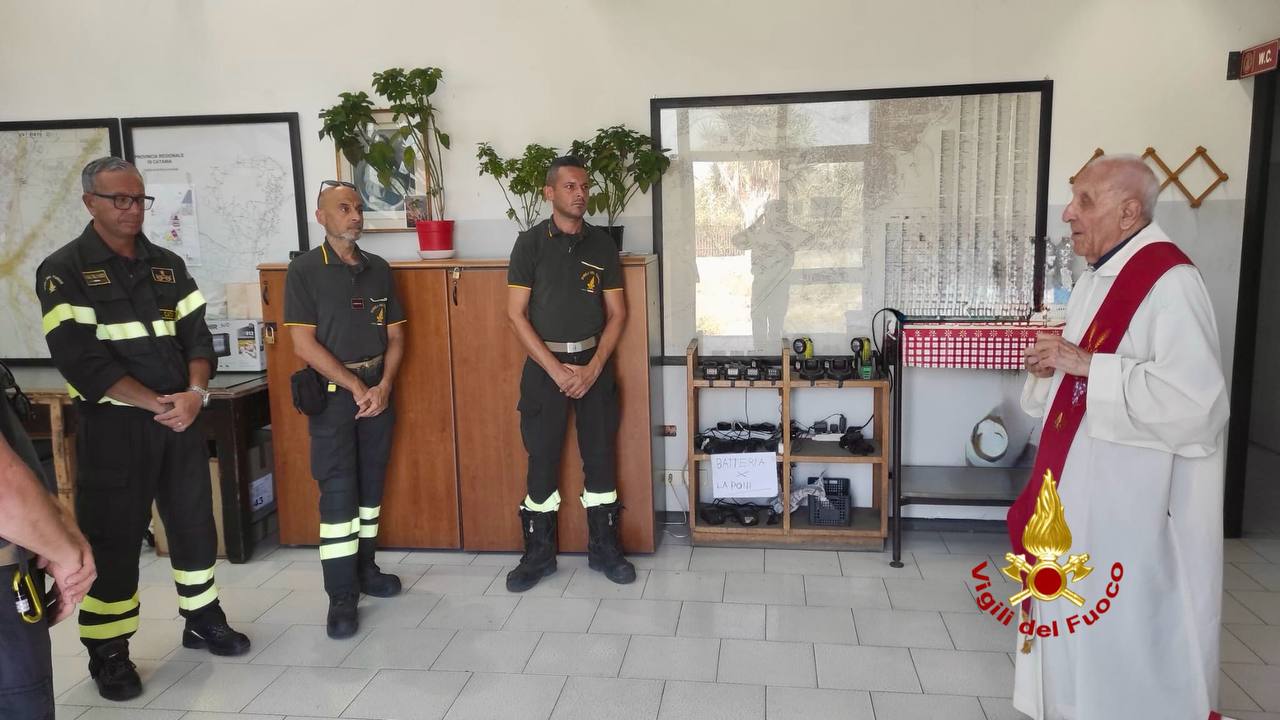 SANTA BARBARA VISITA I SUOI FIGLI IN DIVISA DEI VIGILI DEL FUOCO AI DISTACCAMENTI DI CATANIA NORD E SUD