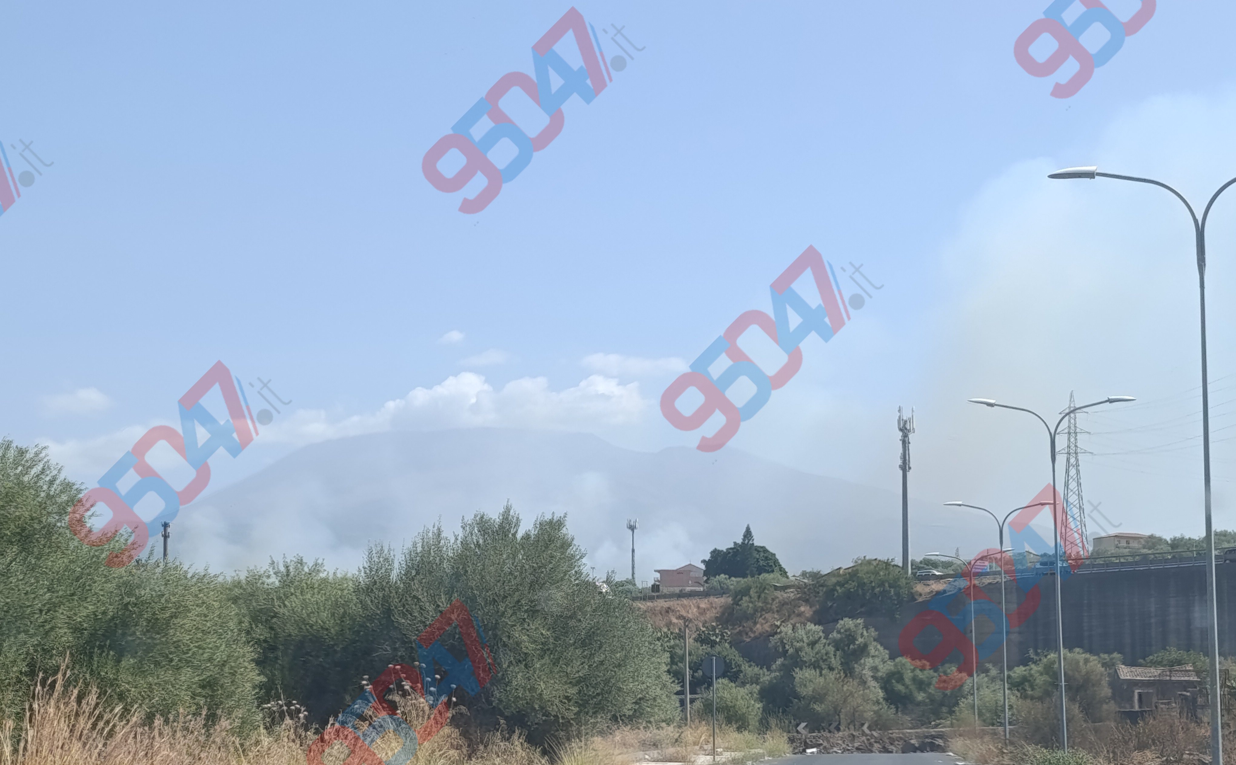 VASTO INCENDIO IN CORSO IN SONA SCALILLI : STERPAGLIE IN FIAMME