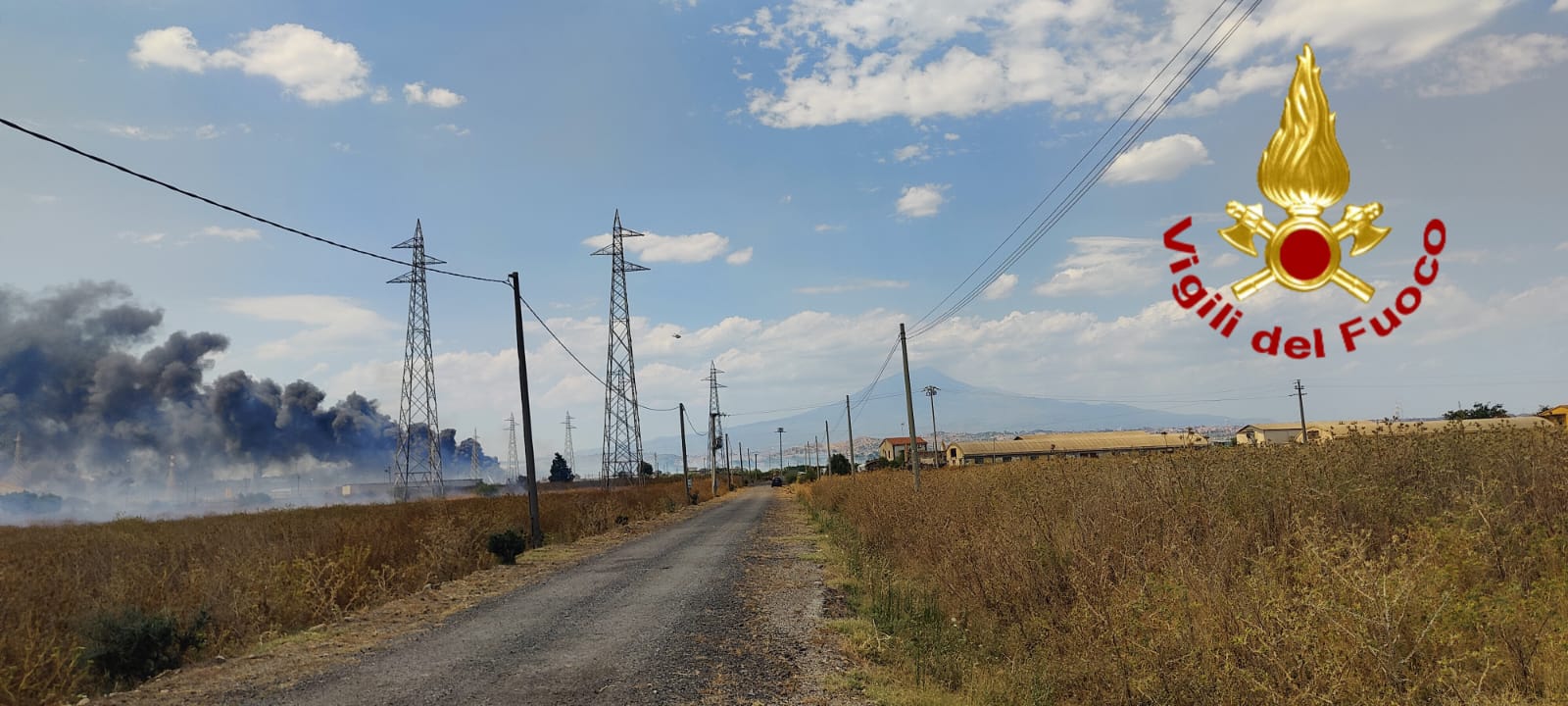 CATANIA, INCENDI NELLA ZONA SUD: ELICOTTERO IN AZIONE E CAPANNONI MINACCIATI