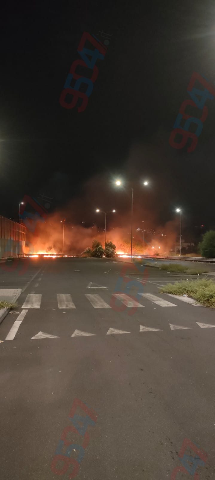 Catania, incendio di sterpaglie in corso a Ognina: vigili del fuoco al lavoro
