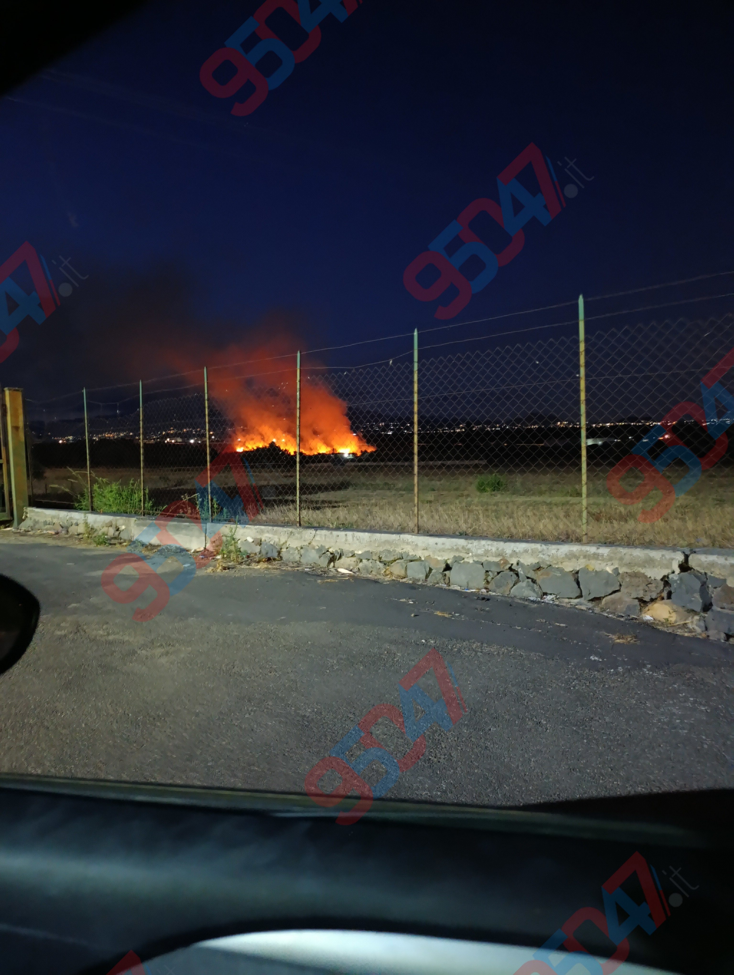 INCENDIO VICINO ETNAPOLIS: FIAMME MINACCIANO DISTRIBUTORE E CAPANNONI, NOTTE DI PAURA A BELPASSO