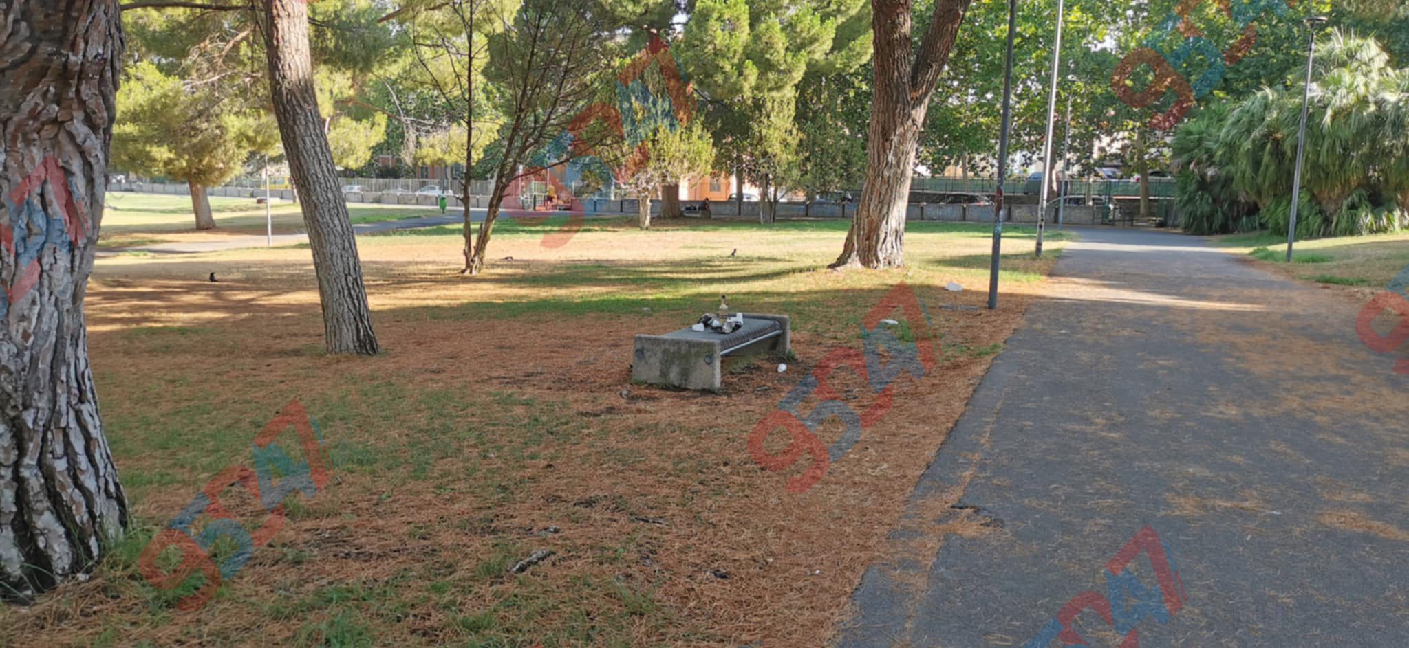 PATERNÒ, "APERITIVO SU UNA PANCHINA" AL PARCO DEL SOLE: LA DENUNCIA FOTOGRAFICA DI UN LETTORE