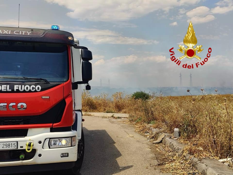 EMERGENZA INCENDI NEL CATANESE: OLTRE 100 INTERVENTI, DIPENDENTE DEL MAAS INTOSSICATO