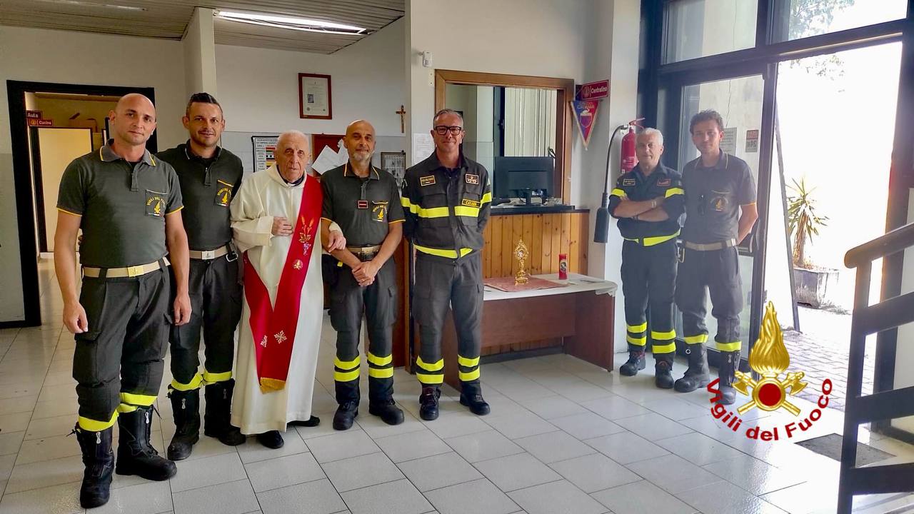 SANTA BARBARA VISITA I SUOI FIGLI IN DIVISA DEI VIGILI DEL FUOCO AI DISTACCAMENTI DI CATANIA NORD E SUD
