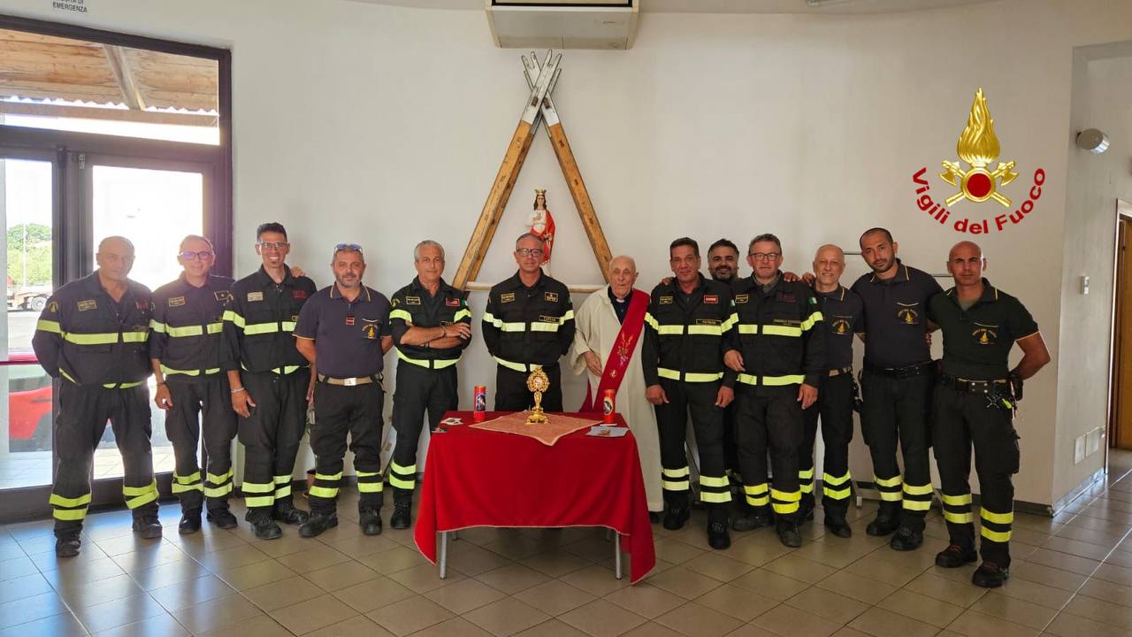 SANTA BARBARA VISITA I SUOI FIGLI IN DIVISA DEI VIGILI DEL FUOCO AI DISTACCAMENTI DI CATANIA NORD E SUD