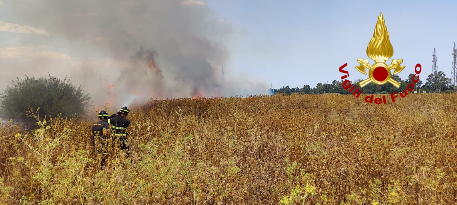 CATANIA, INCENDI NELLA ZONA SUD: ELICOTTERO IN AZIONE E CAPANNONI MINACCIATI