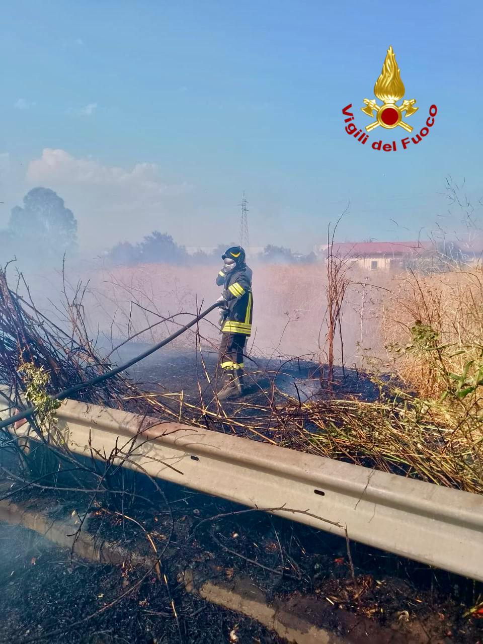 EMERGENZA INCENDI NEL CATANESE: OLTRE 100 INTERVENTI, DIPENDENTE DEL MAAS INTOSSICATO