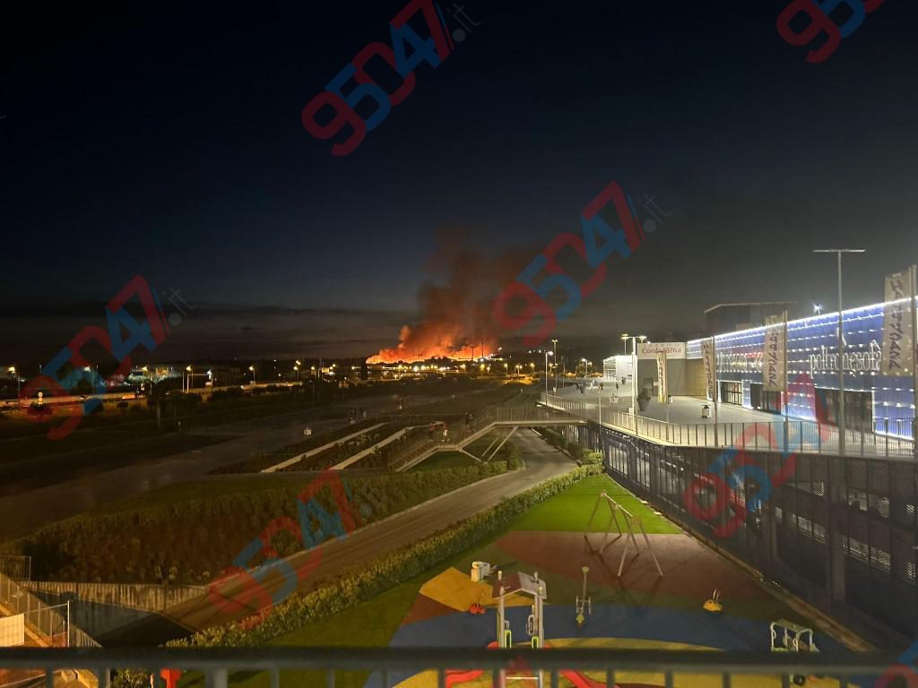 INCENDIO VICINO ETNAPOLIS: FIAMME MINACCIANO DISTRIBUTORE E CAPANNONI, NOTTE DI PAURA A BELPASSO