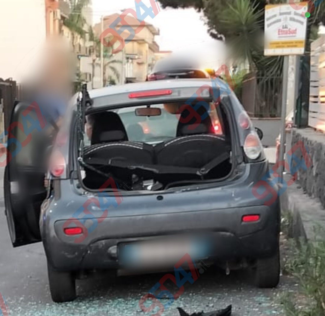 INCIDENTE NELLA NOTTE A CAMPOROTONDO ETNEO: VIOLENTO SCONTRO TRA DUE AUTOVETTURE