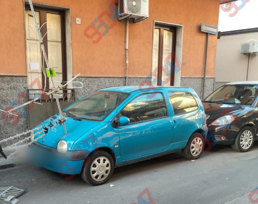 PATERNÒ, ANTENNA CADE DA UN TETTO E INFILZA UN’AUTO IN VIA FIUME: TRAGEDIA SFIORATA
