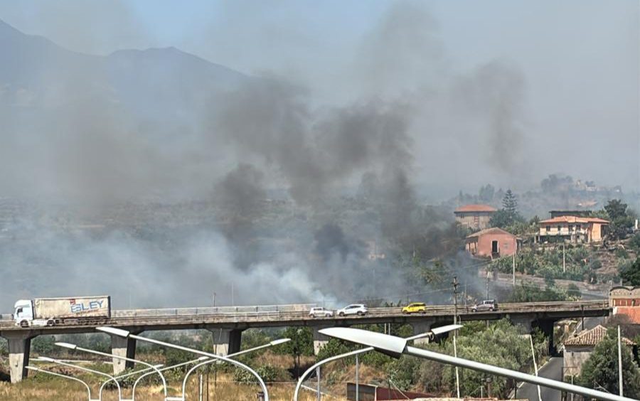 ROGO DEVASTANTE A BELPASSO: CAPANNONI INDUSTRIALI SAREBBERO STATI AGGREDITI DAL FUOCO, INTERVIENE UN CANADAIR. LA PROTEZIONE CIVILE: “NON INTRALCIATE I SOCCORSI”