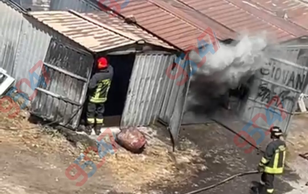 Paura a Paternò: Incendio da Sterpaglie Distrugge Garage e Motorino, Fumo nelle Case e Vigili del Fuoco in Azione