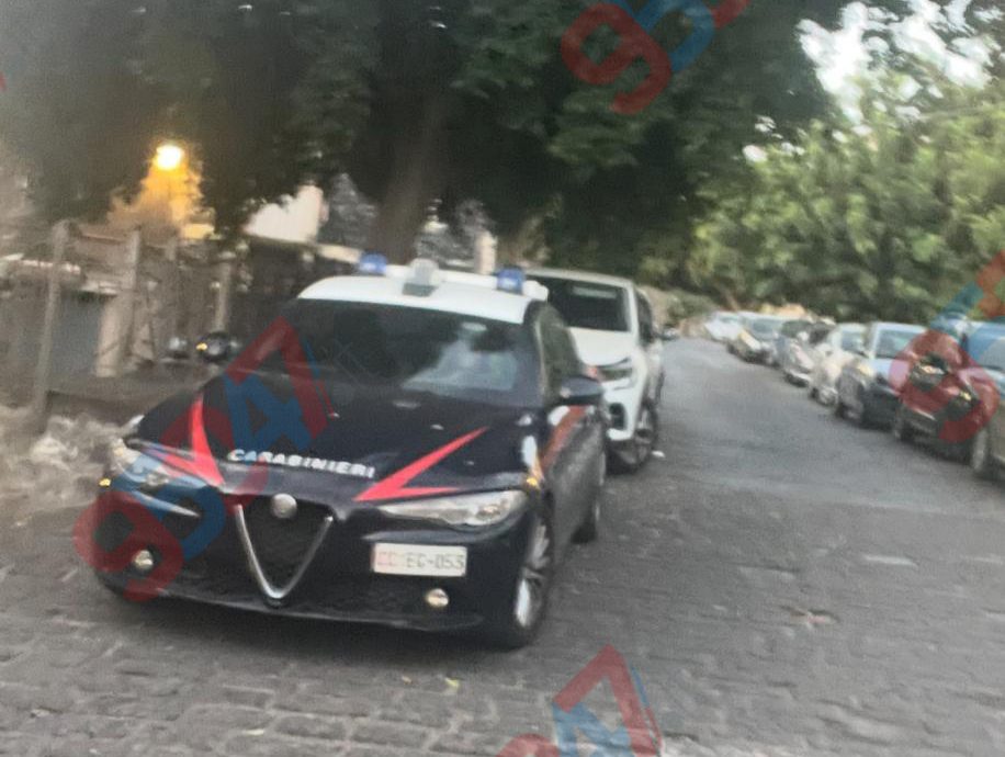 Paura a Paternò: Auto in fiamme all’alba in via Moncada