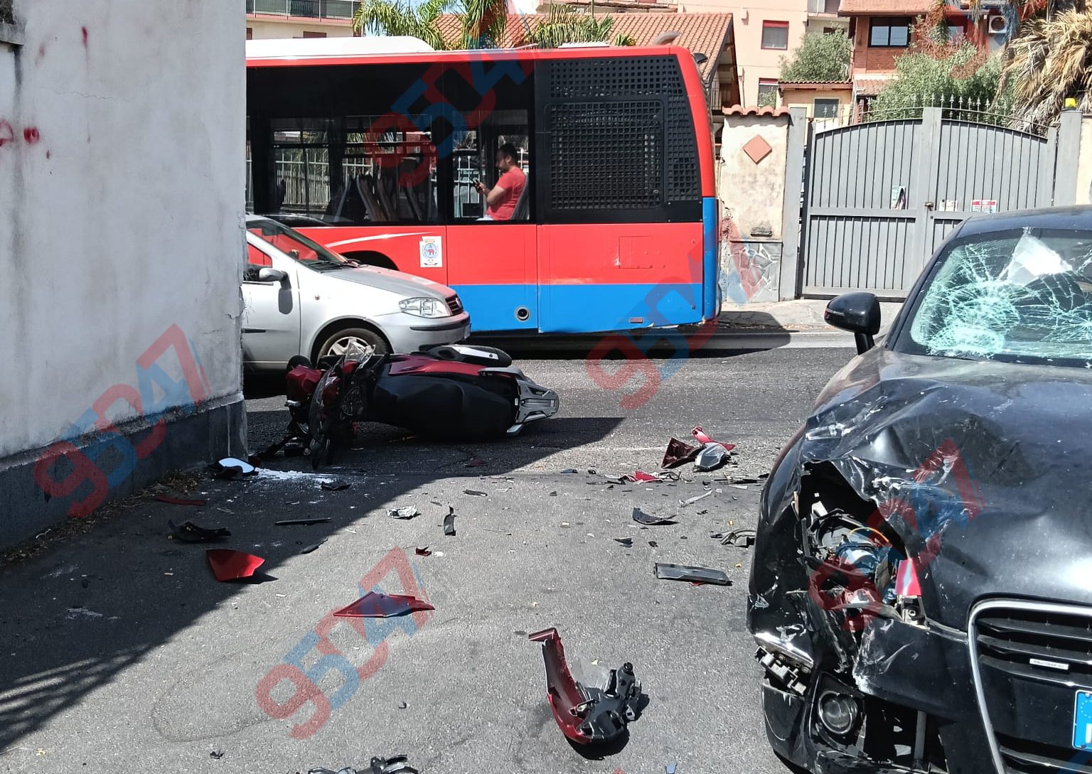 CATANIA, INCIDENTE TRA SCOOTER E AUTO IN VIA GALERMO: FERITO UN CENTAURO