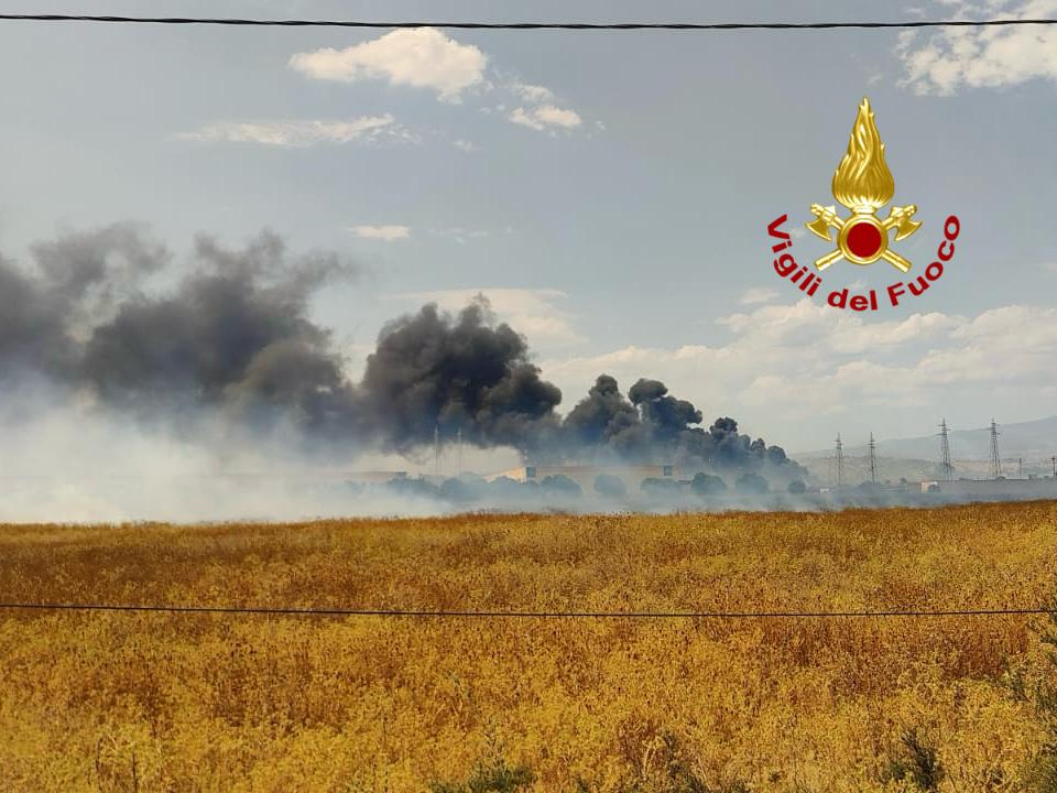 EMERGENZA INCENDI NEL CATANESE: OLTRE 100 INTERVENTI, DIPENDENTE DEL MAAS INTOSSICATO