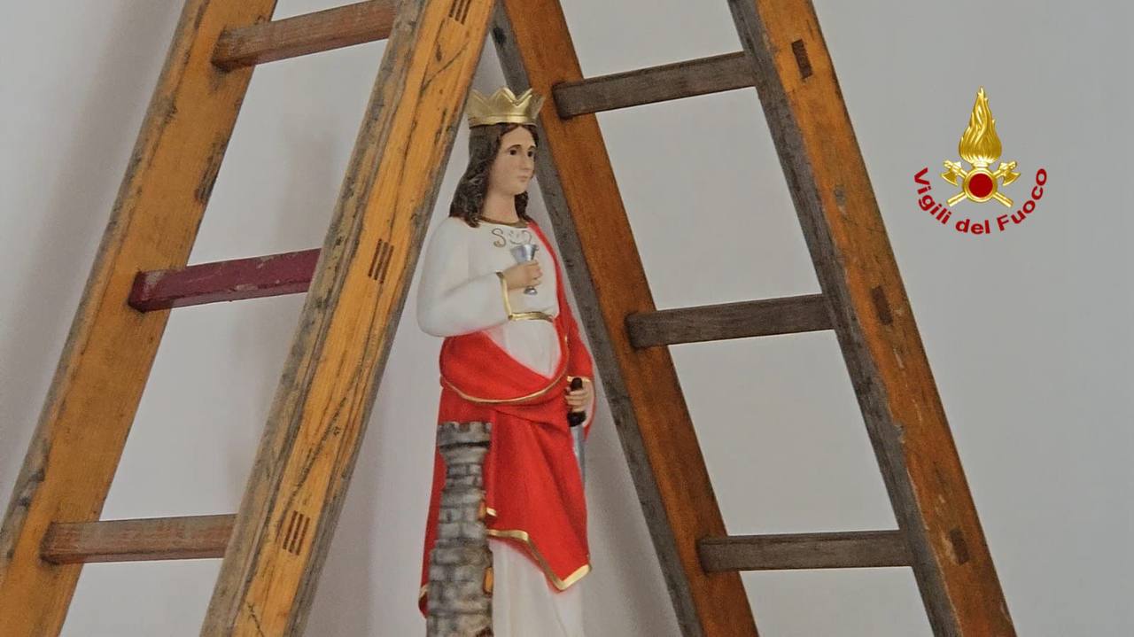 SANTA BARBARA VISITA I SUOI FIGLI IN DIVISA DEI VIGILI DEL FUOCO AI DISTACCAMENTI DI CATANIA NORD E SUD