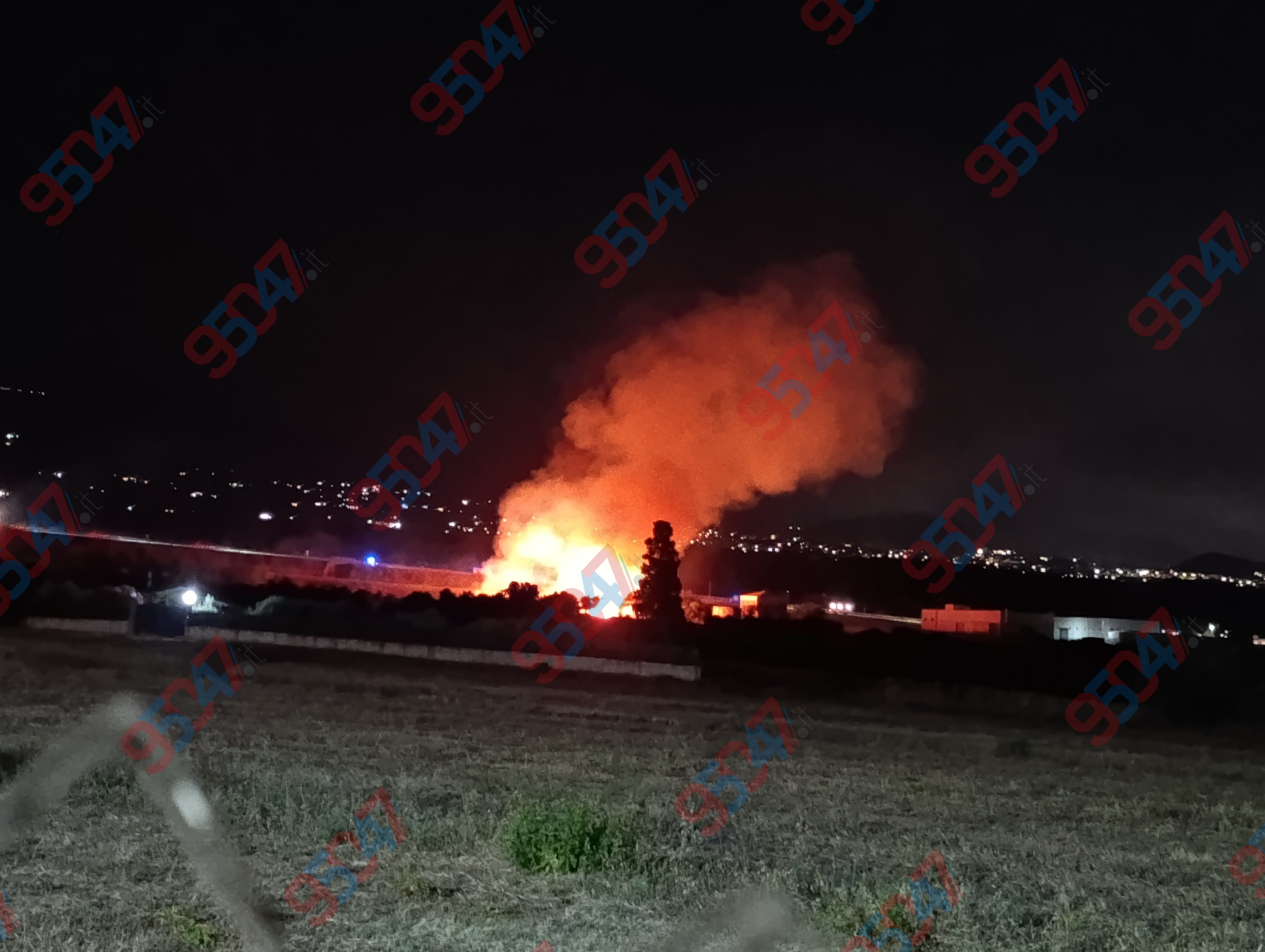 INCENDIO VICINO ETNAPOLIS: FIAMME MINACCIANO DISTRIBUTORE E CAPANNONI, NOTTE DI PAURA A BELPASSO