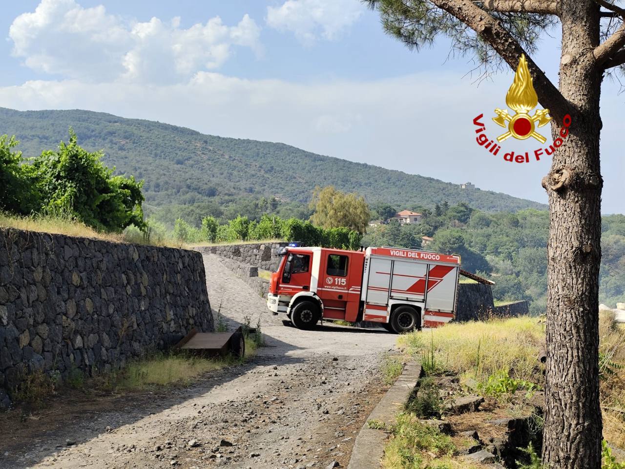 ZAFFERANA, ROGO NELLA ZONA DI MONTE ILICE, PAURA PER UN PALMENTO E I MEZZI ALL’INTERNO
