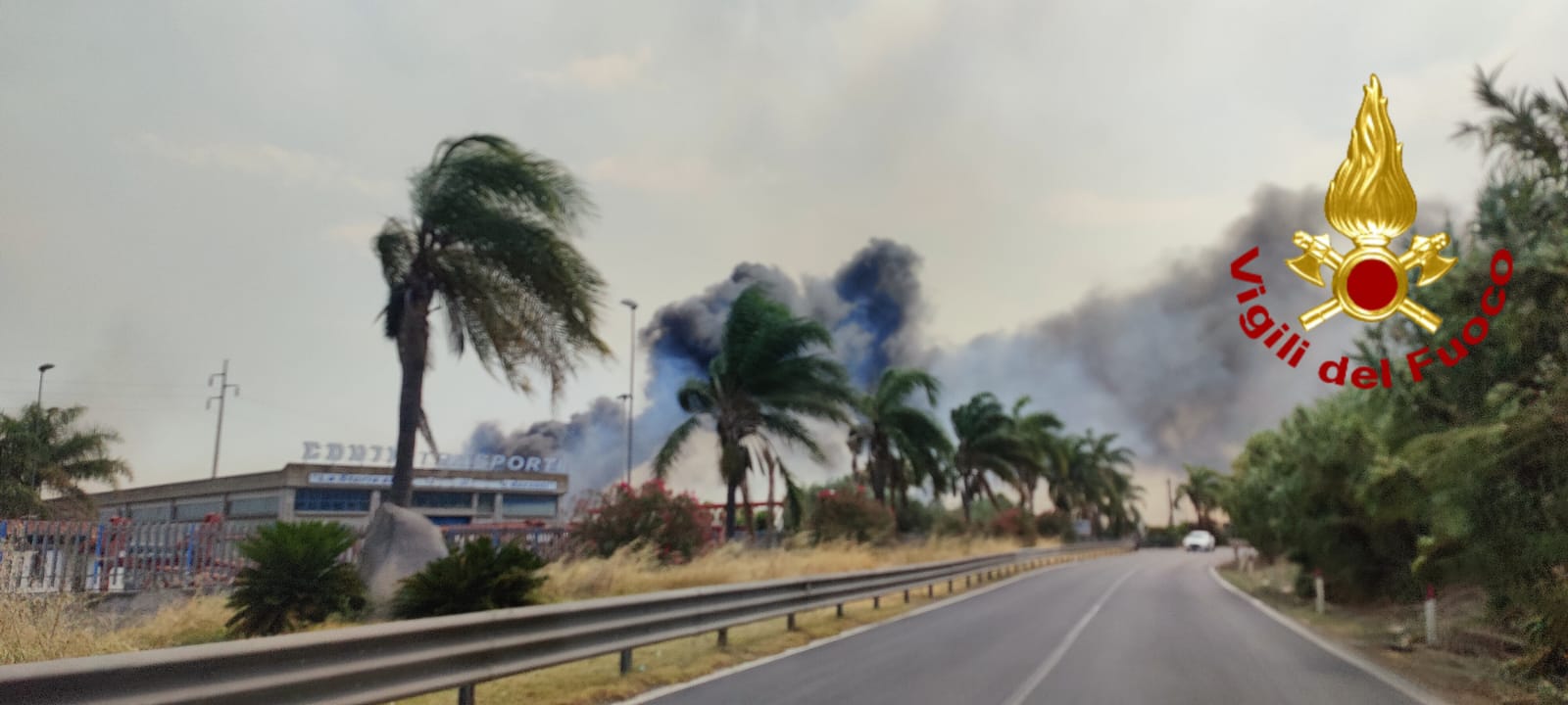 CATANIA, INCENDI NELLA ZONA SUD: ELICOTTERO IN AZIONE E CAPANNONI MINACCIATI