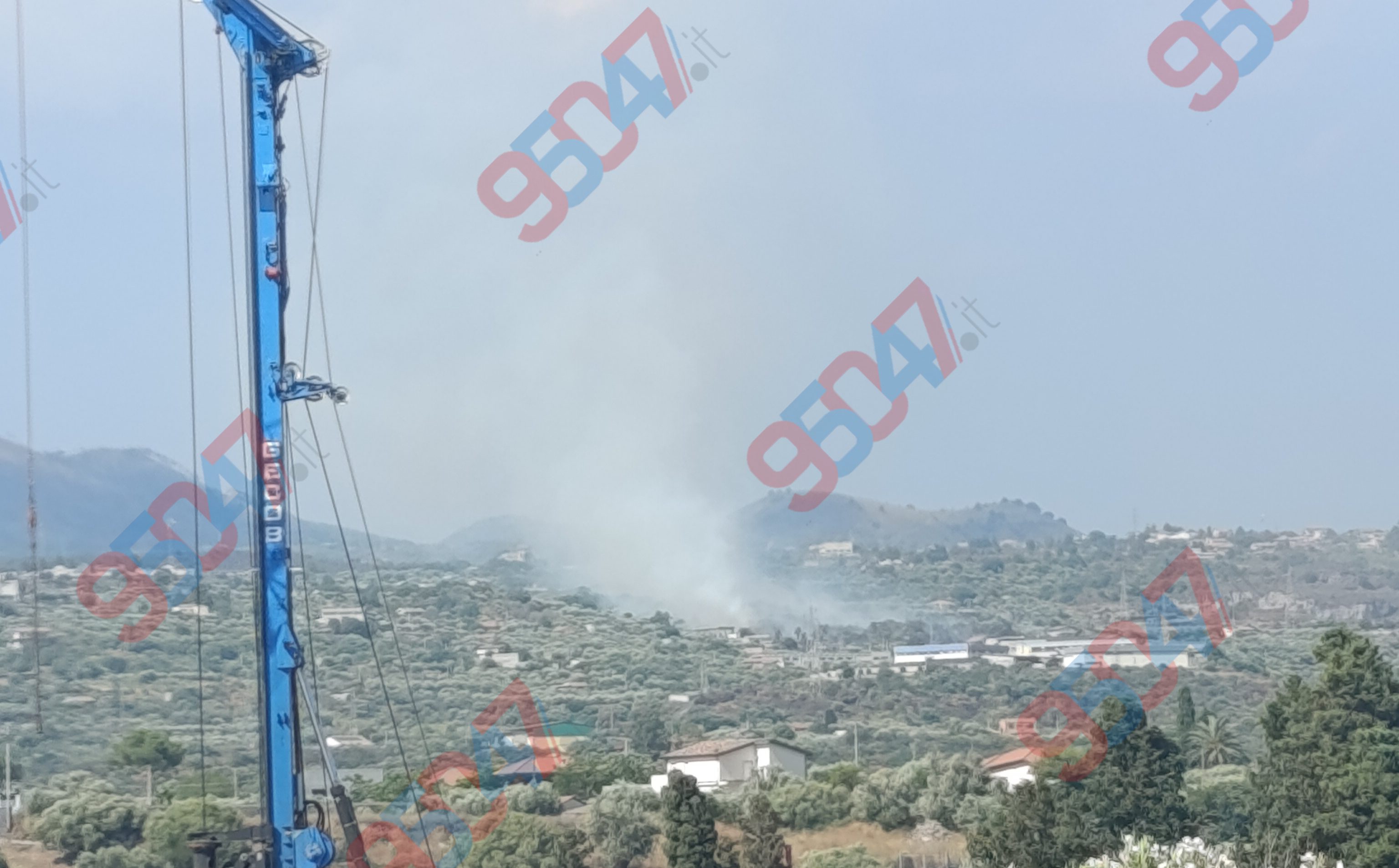 INCENDIO A PATERNÒ, FIAMME DEVASTANO DUE CAPANNONI: INTOSSICATI DUE POMPIERI